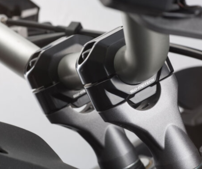 Riser manubrio Ø 22 mm A=30 mm. Nero.