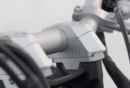 Riser manubrio inclinato regolabile per Ø28 A=28mm. Posa a 5/10/15/20/25/30 mm. Argento.