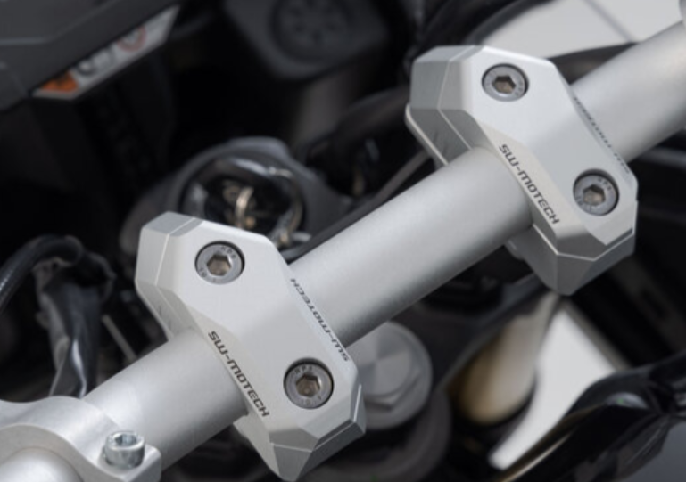 Riser manubrio inclinato regolabile per Ø28 A=28mm. Posa a 5/10/15/20/25/30 mm. Argento.