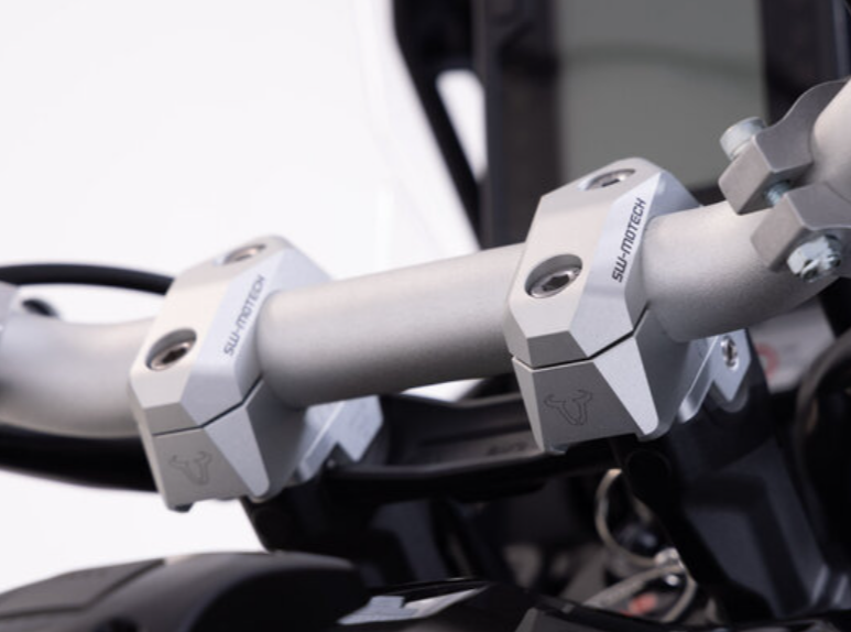 Riser manubrio inclinato regolabile per Ø28 A=28mm. Posa a 5/10/15/20/25/30 mm. Argento.