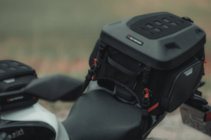 Borsa posteriore PRO Rearbag 1680D Nylon balistico. Nero/Antracite. 22-34 l.