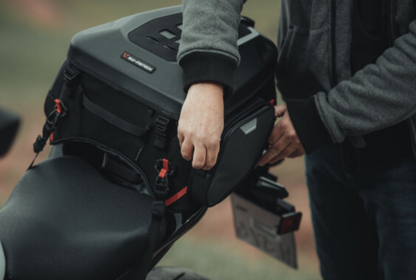 Borsa posteriore PRO Rearbag 1680D Nylon balistico. Nero/Antracite. 22-34 l.