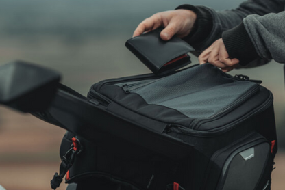 Borsa posteriore PRO Rearbag 1680D Nylon balistico. Nero/Antracite. 22-34 l.