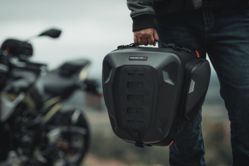 Borsa posteriore PRO Rearbag 1680D Nylon balistico. Nero/Antracite. 22-34 l.